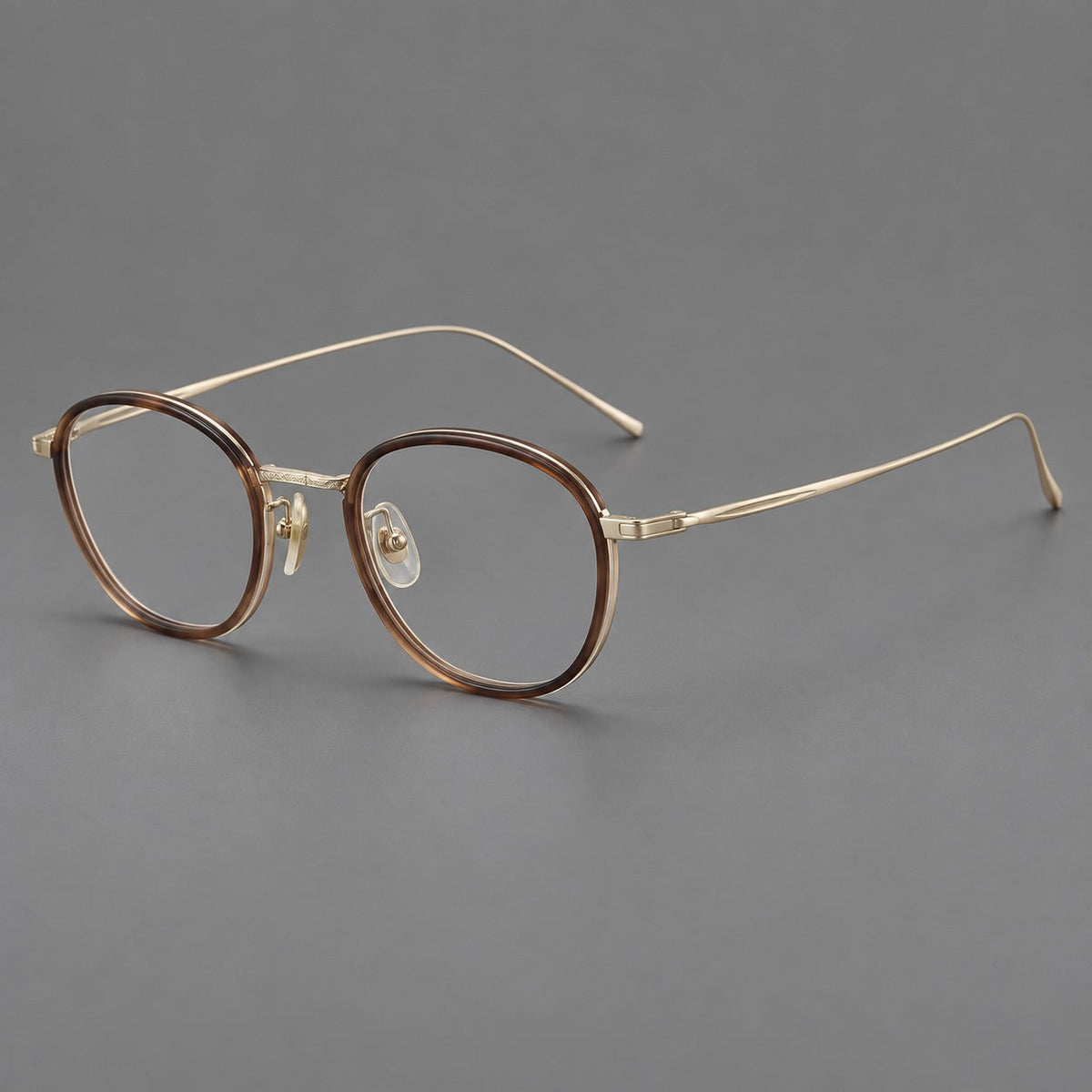 Vintage round eyeglasses in acetate and titanium with an engraved bridge and slender temples in Tea Gradient / Light Gold, three quarter view