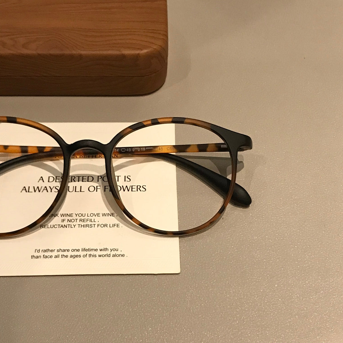 Rounded Square Frames | Slim Temples lens detail