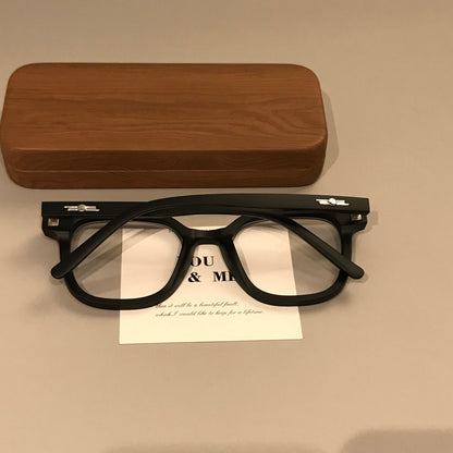 Oversized Square Frames | Black Finishes lens detail