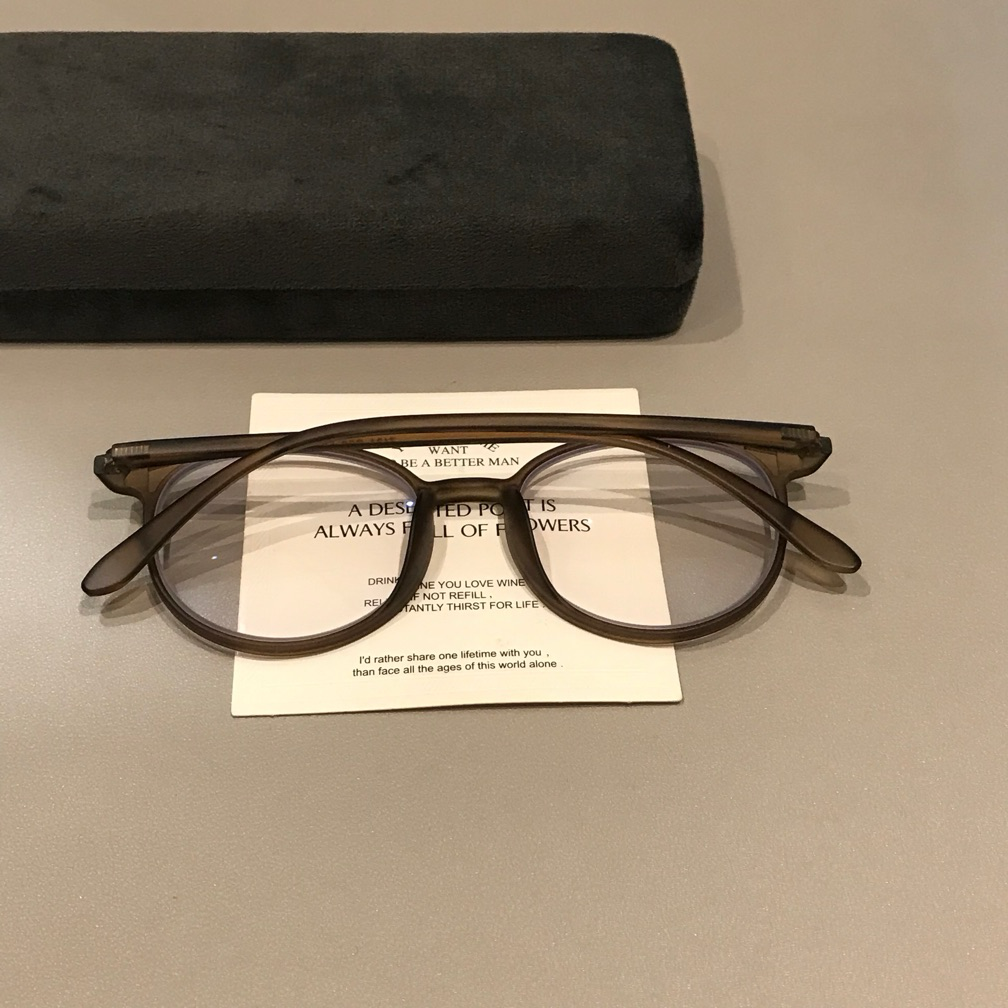 Oversized Rounded Frames | Matte Tea Brown lens detail