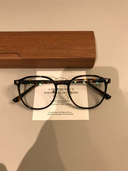 Rounded Square Frames | Amber Tortoise or Black frame detail