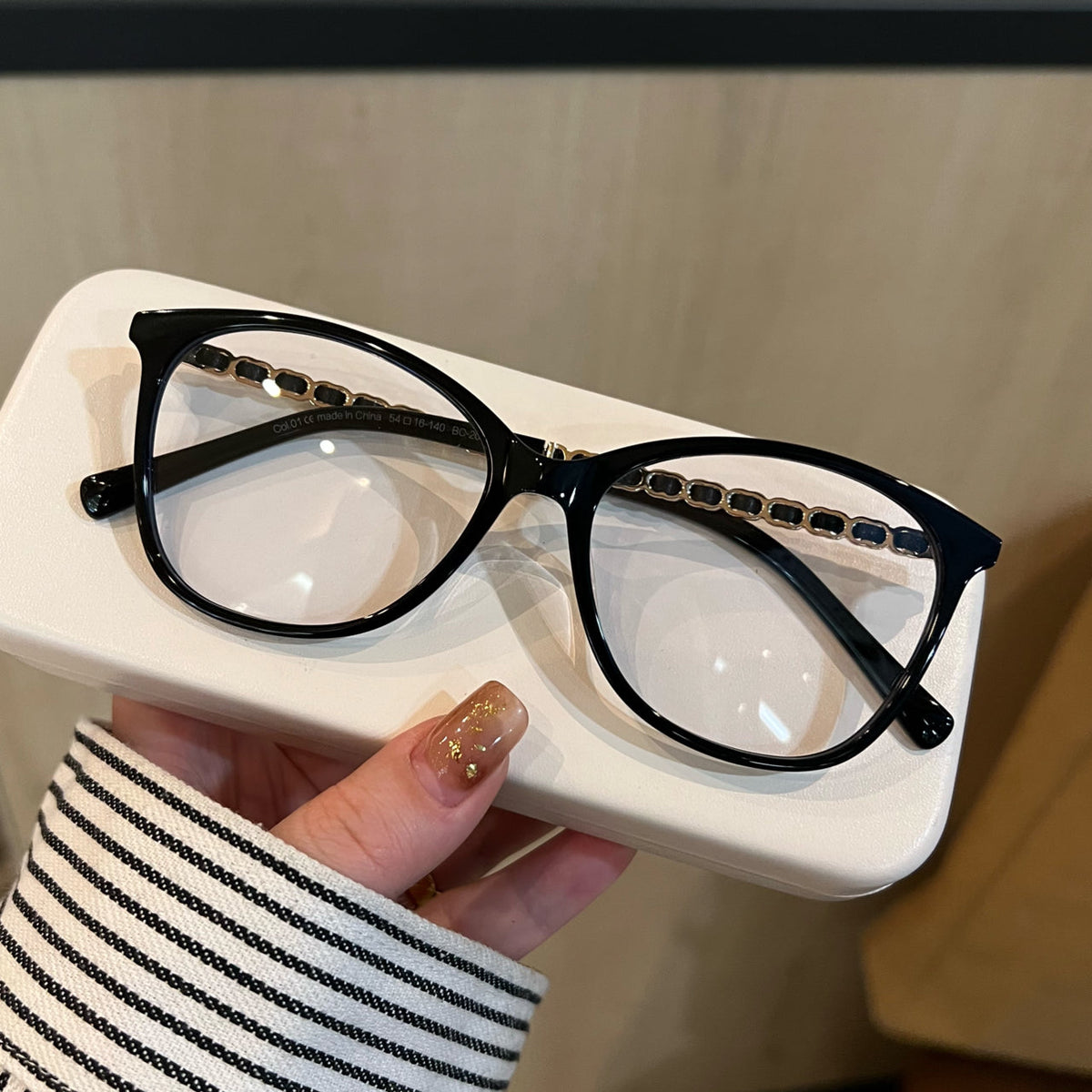 Cat-Eye Frames | Chain-Style Temple Details - Black