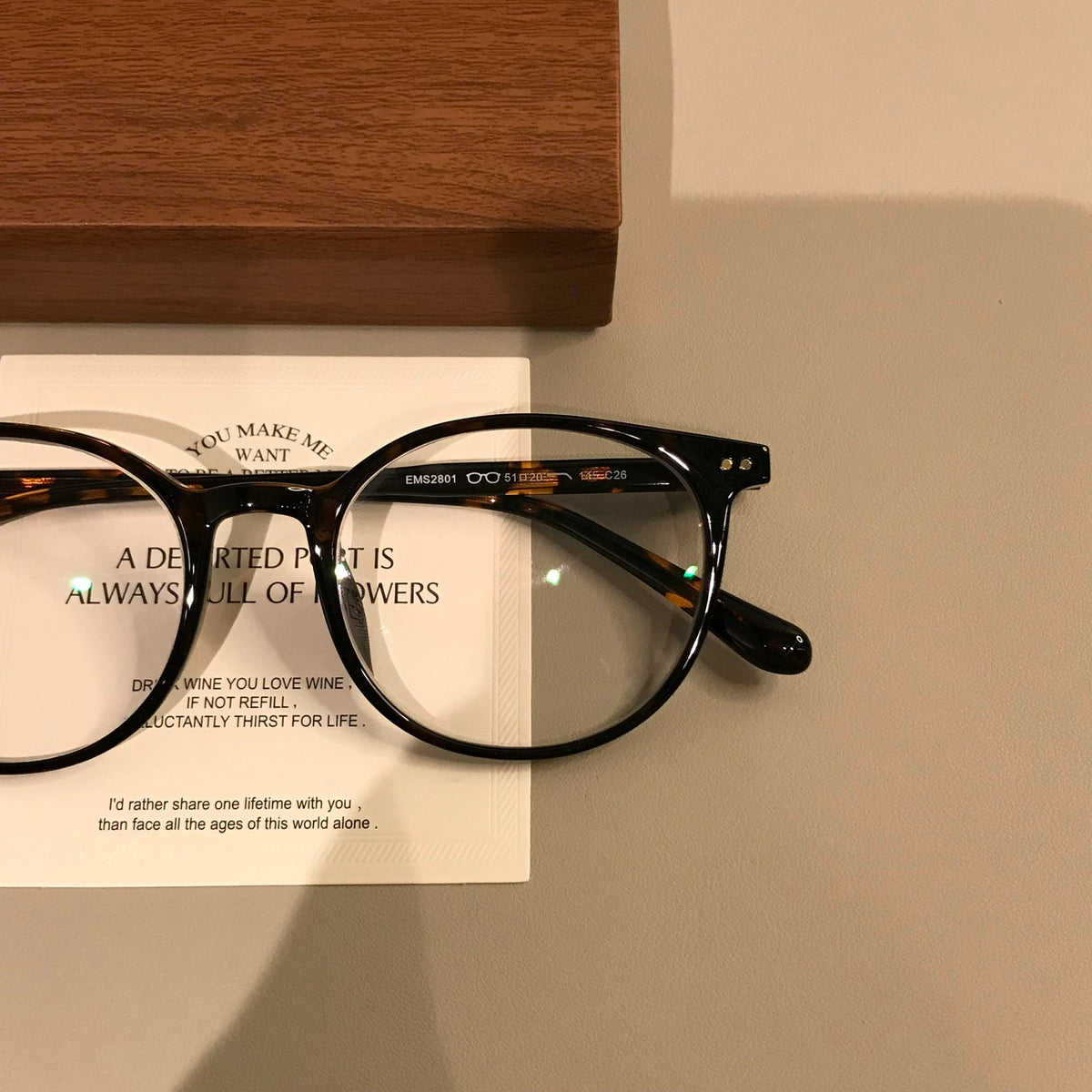 Retro Round Frames | Keyhole Bridge frame detail