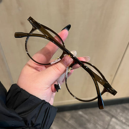 Rounded Cat-Eye Frames | Raised Corners lens detail