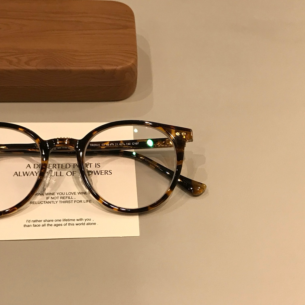 Round Eyeglass Frames | Corner Accents lens detail