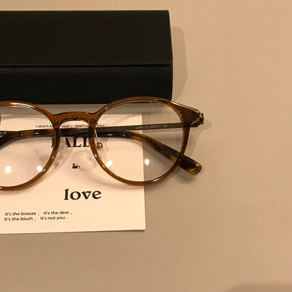 Compact Round Frames | Black or Tortoiseshell lens detail