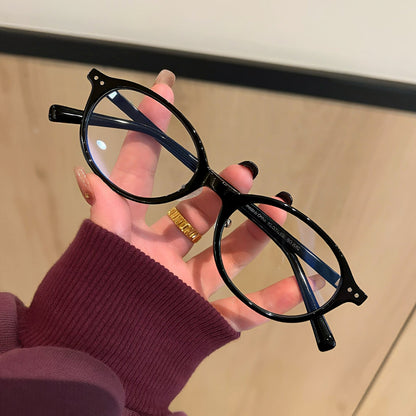 Retro Rounded Square Frames | Tortoiseshell lens detail