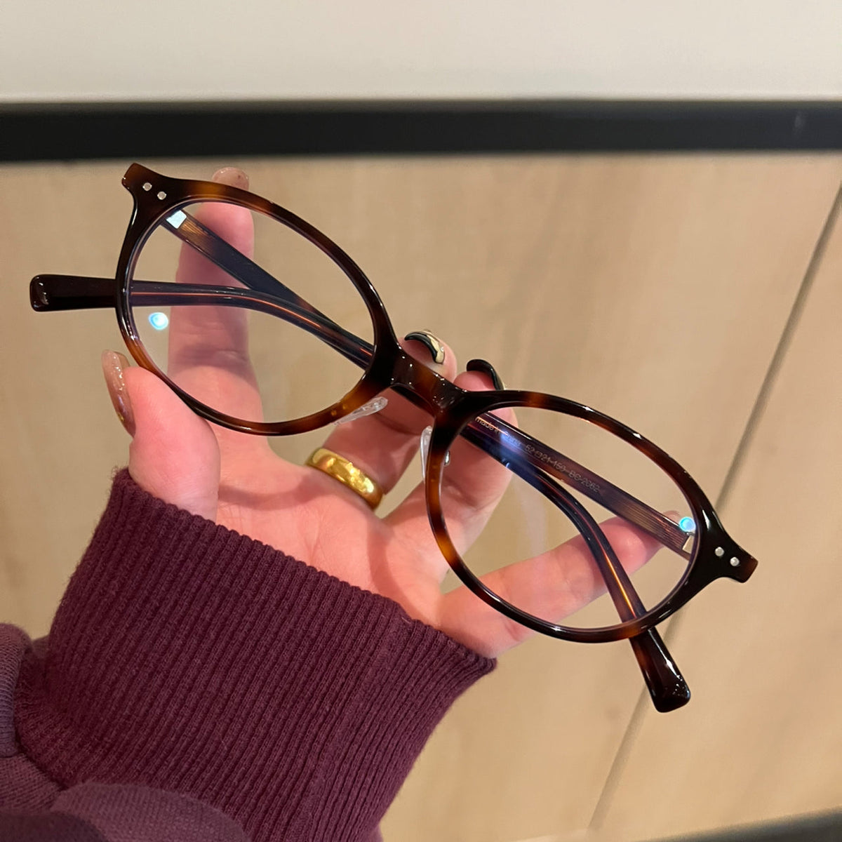 Retro Rounded Square Frames | Tortoiseshell frame detail