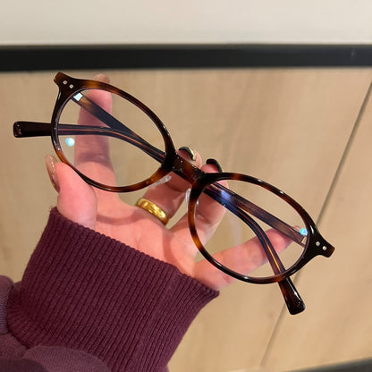 Retro Rounded Square Frames | Tortoiseshell frame detail