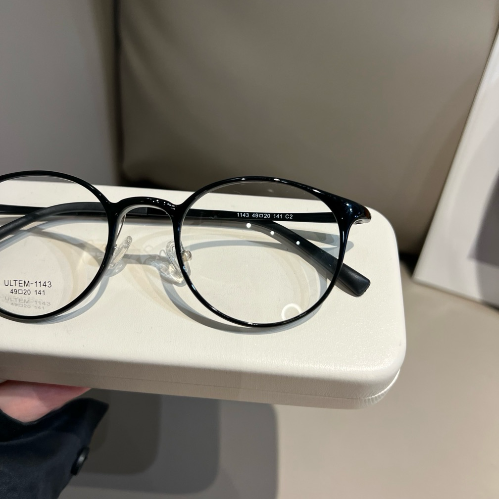 Compact Round Frames | Chestnut Brown or Black lens detail