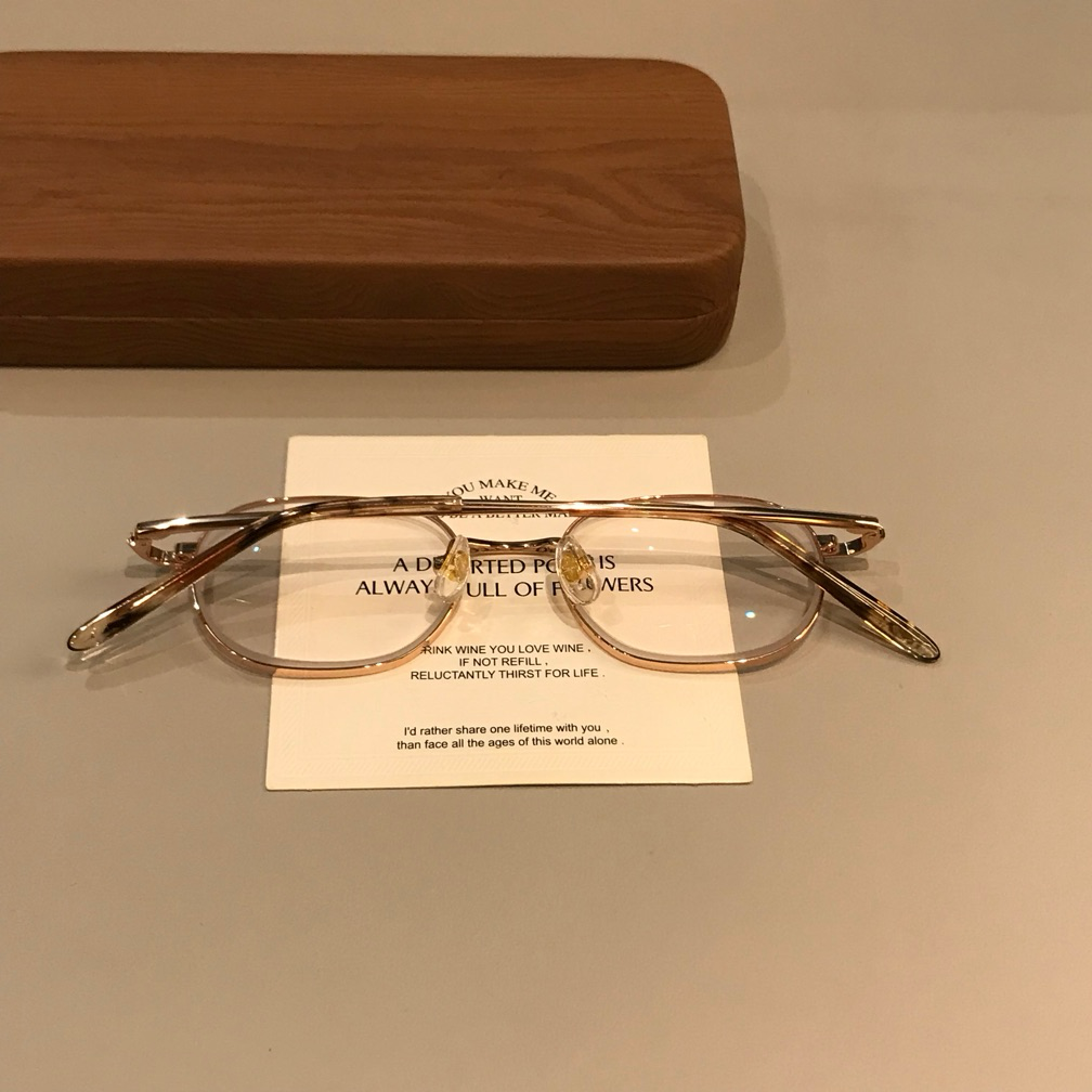 Rounded Rectangle Wire-Style Frames | Gold Tone frame detail