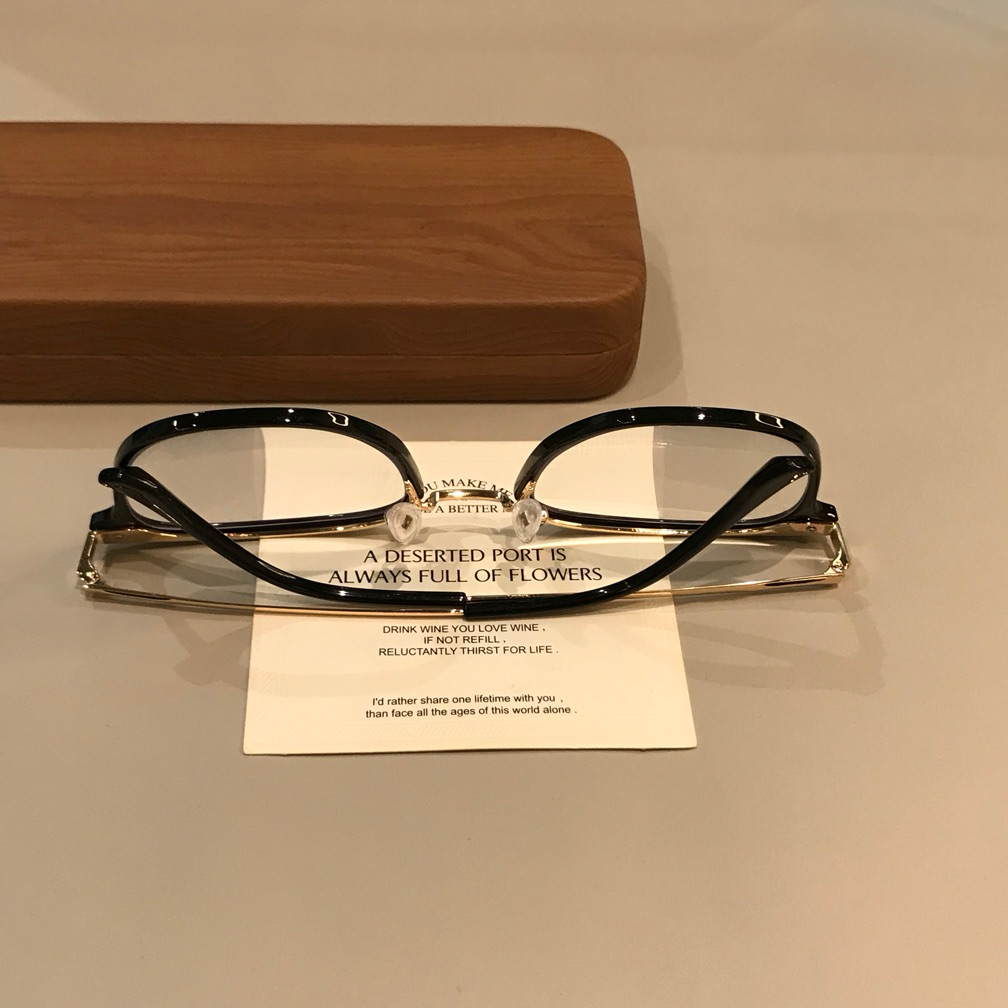 Men's Wide Rectangle Frames | Corner Studs frame detail